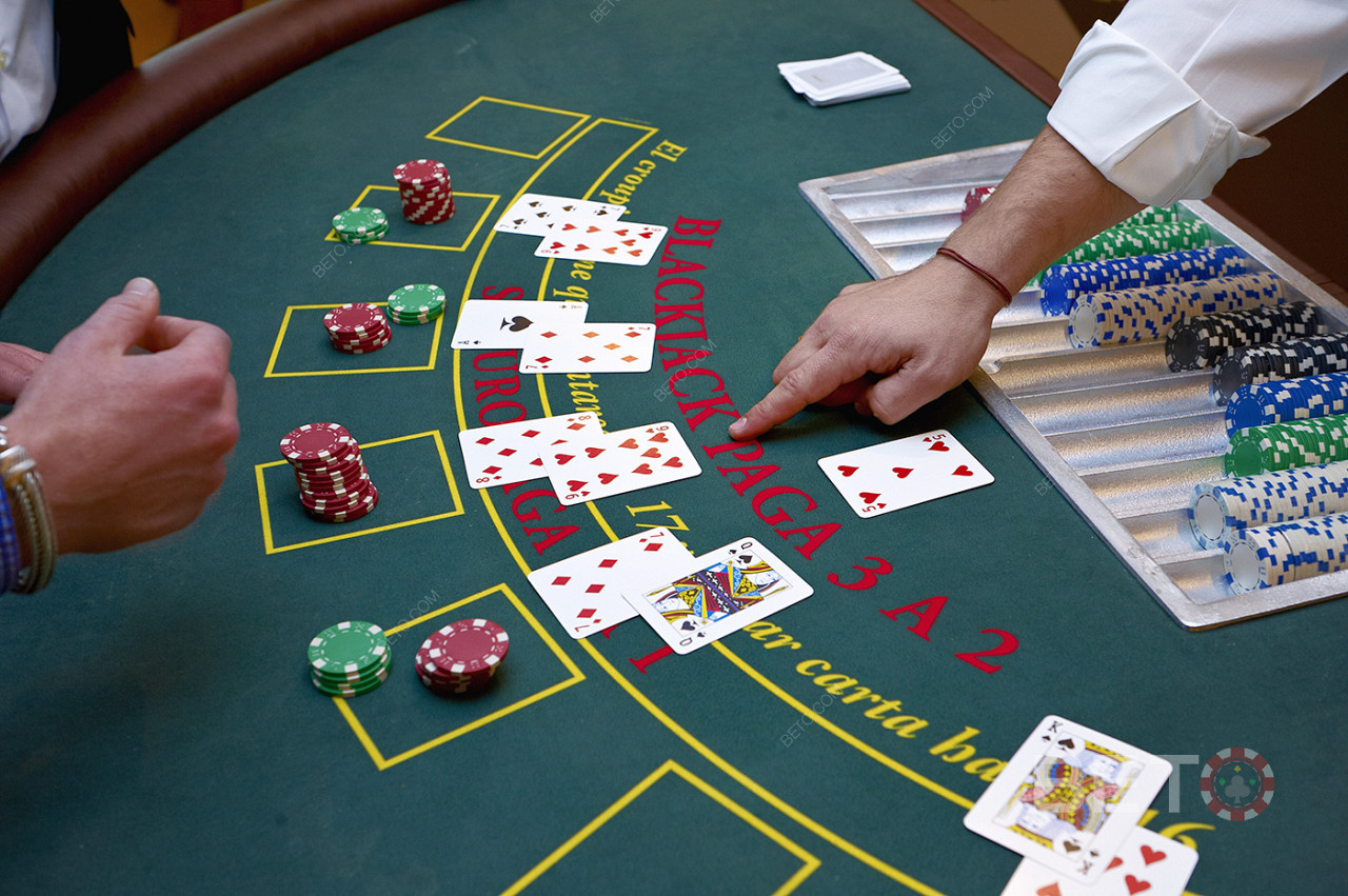 Sázkové limity a pravidla pro případ, že krupiér stojí, jsou v online blackjacku stejné.