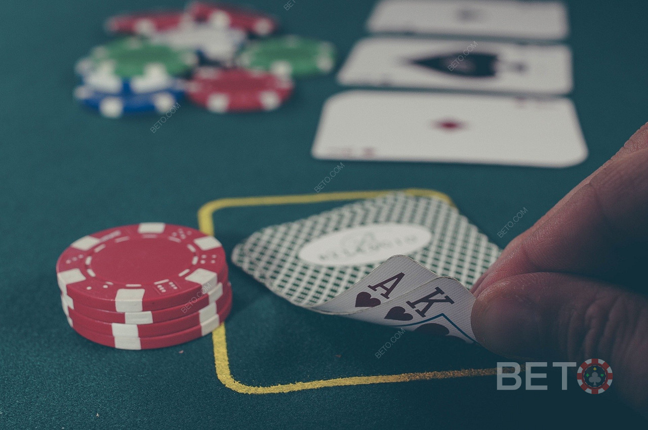 Při počítání karet a hraní blackjacku je nutná základní strategie.