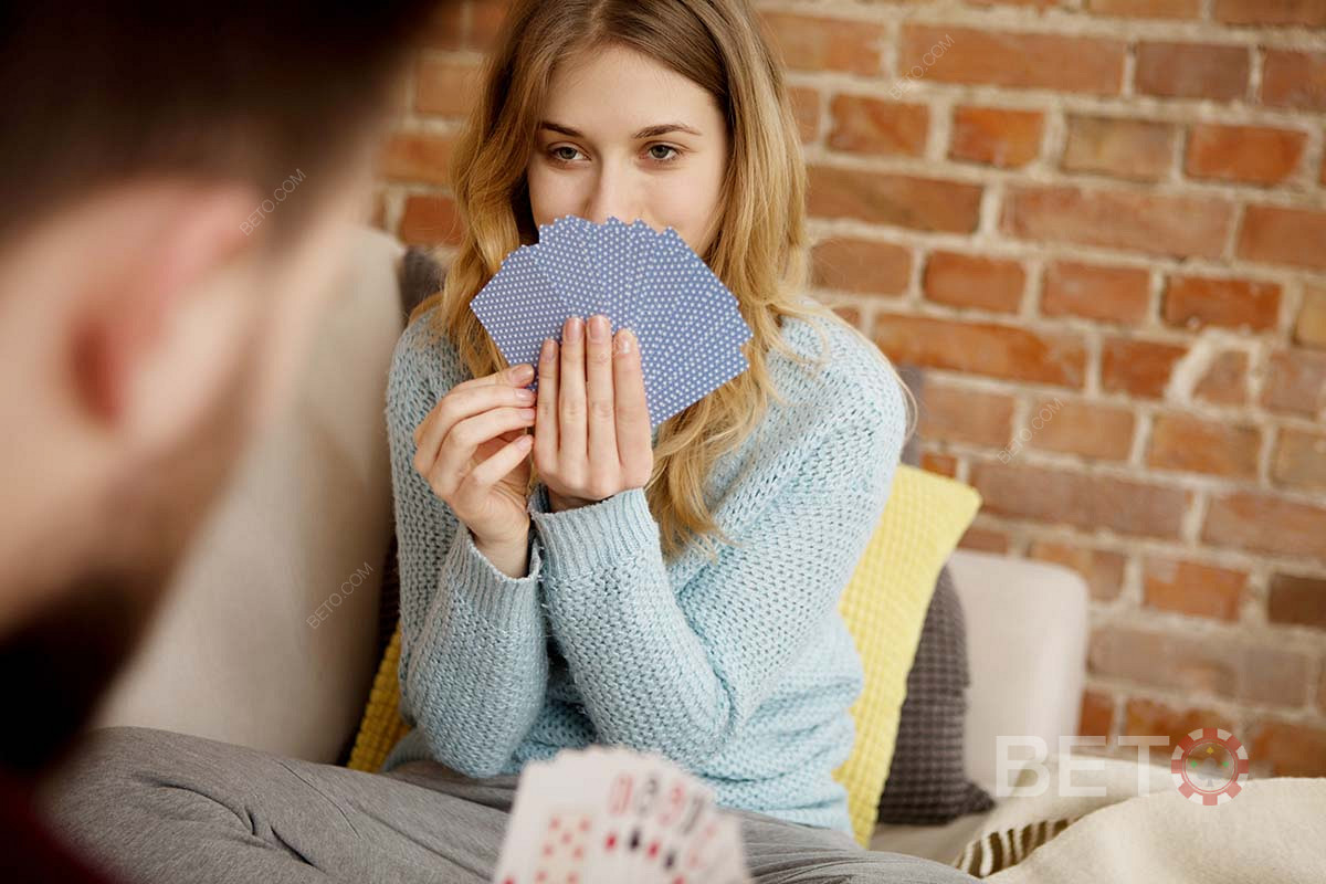 Užijte si jednoduché a snadno hratelné karetní hry s rodinou a přáteli